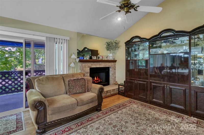 Property image 4 of 5839 Harris Grove Lane in Harris Lake, Charlotte, NC 28212