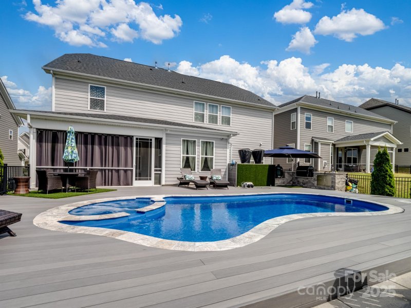 North Ridge, Charlotte Community