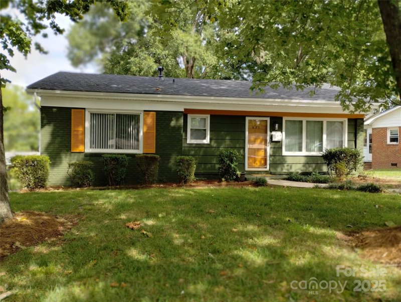 Property image 2 of 621 Reeves Court in Beechwood Acres, Charlotte, NC 28208