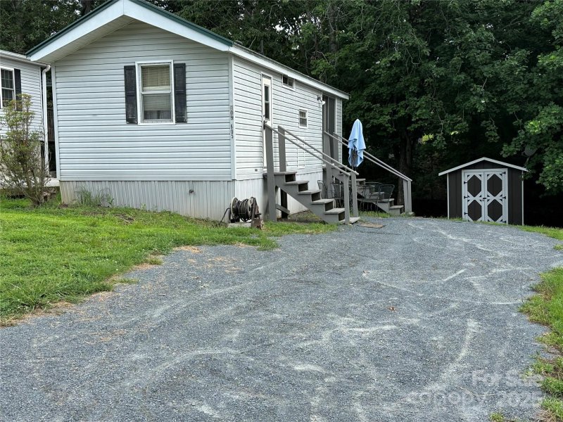 Property image 3 of 109 Hummingbird Circle in Badin Shores Resort, New London, NC 28127