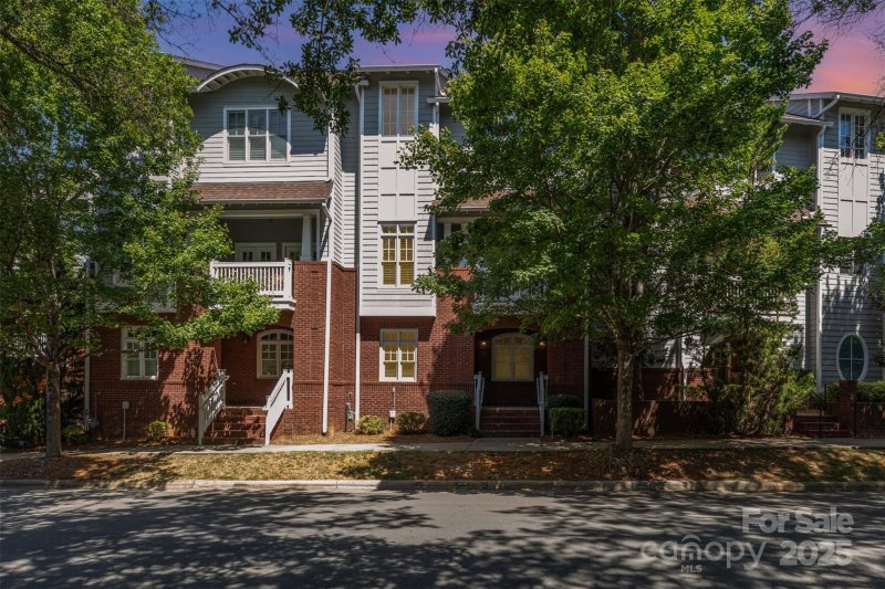 2236 Lyndhurst Avenue