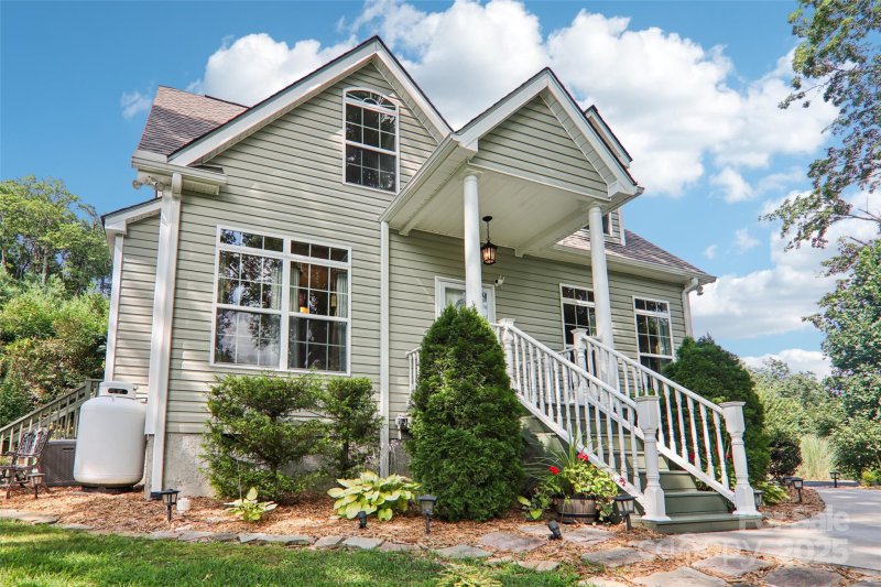 Property image 2 of 387 Goodview Drive in Green Mountain Vistas, Hendersonville, NC 28792