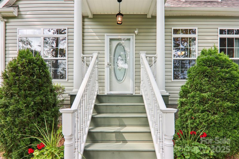 Property image 5 of 387 Goodview Drive in Green Mountain Vistas, Hendersonville, NC 28792