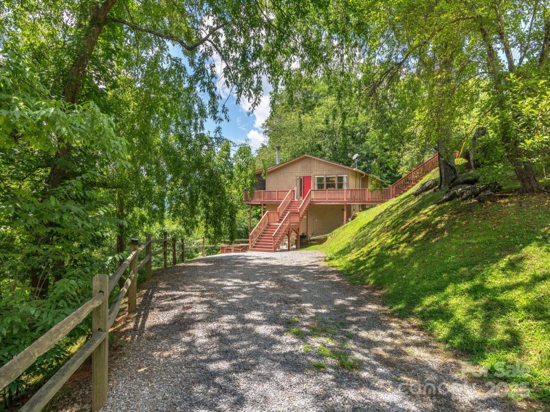 Property image 3 of 1541 Utah Mountain Road in Utah Mountain Estates, Waynesville, NC 28785