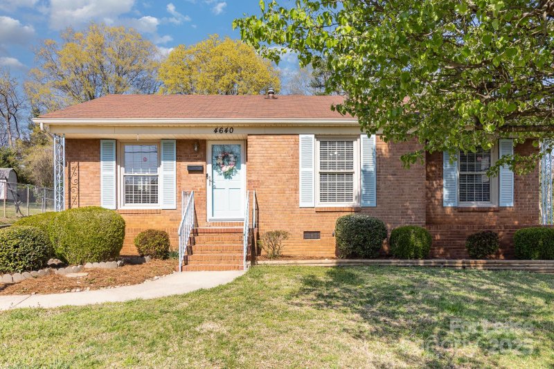 Property image 2 at 4640 Brooktree Drive, Charlotte, NC 28208