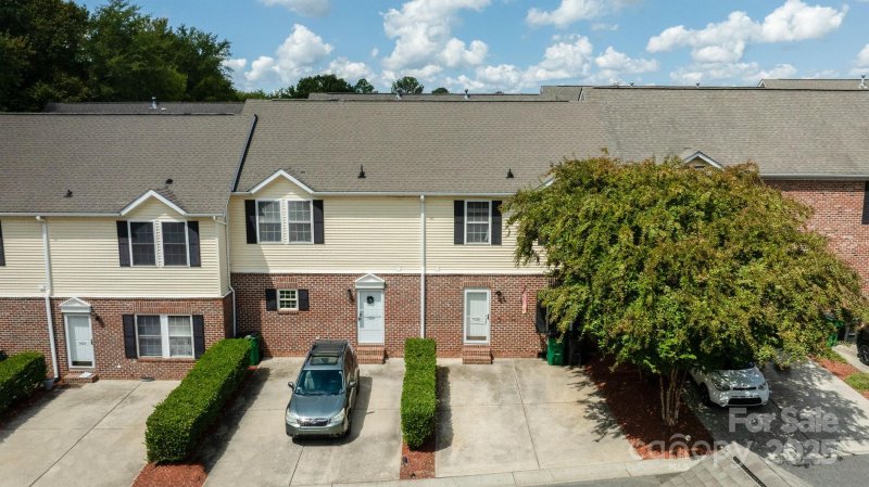 Property image 2 of 7020 Walnut Ridge Court in Oak Hill Village, Charlotte, NC 28217