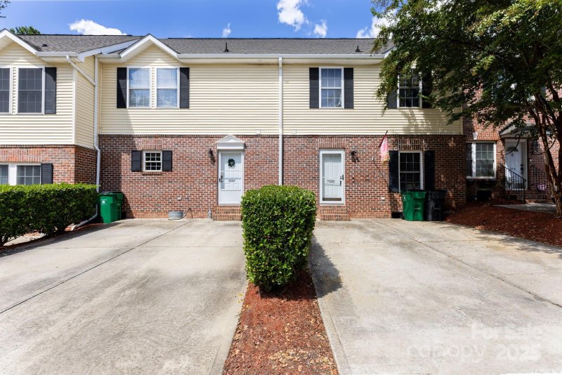 Property image 3 of 7020 Walnut Ridge Court in Oak Hill Village, Charlotte, NC 28217