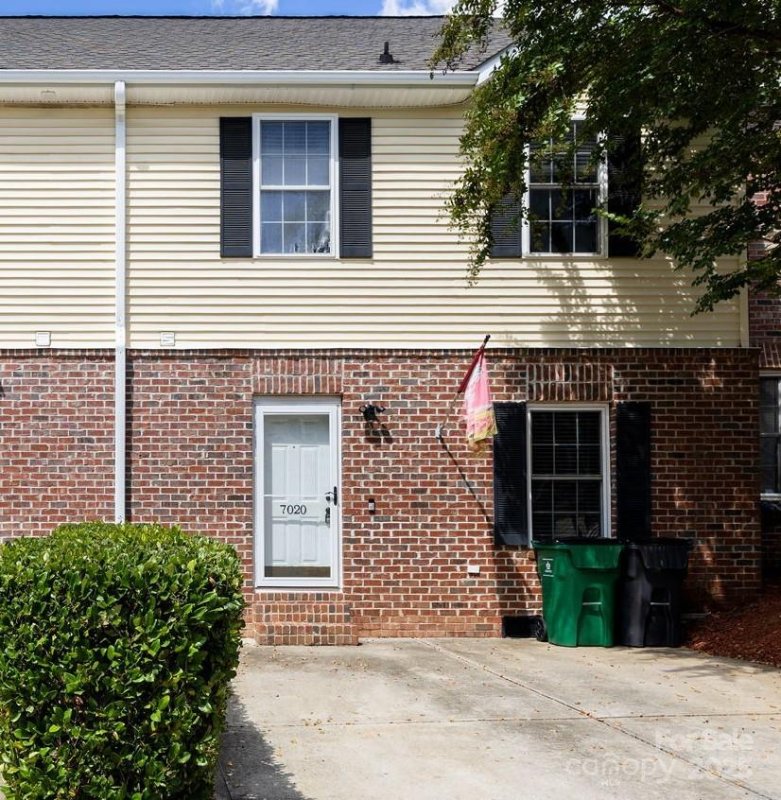 Property image 4 of 7020 Walnut Ridge Court in Oak Hill Village, Charlotte, NC 28217