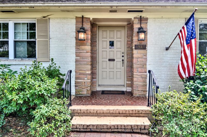 Property image 2 of 1960 Maryland Avenue in Myers Park, Charlotte, NC 28209