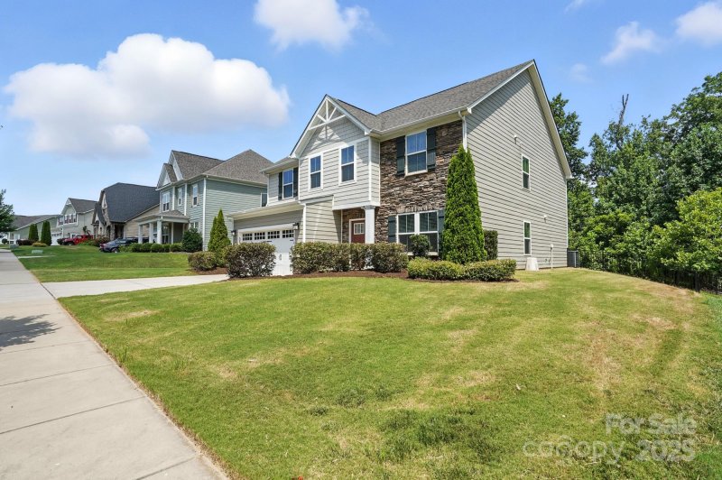 Property image 3 of 10474 Black Locust Lane in Holcomb Woods, Charlotte, NC 28215