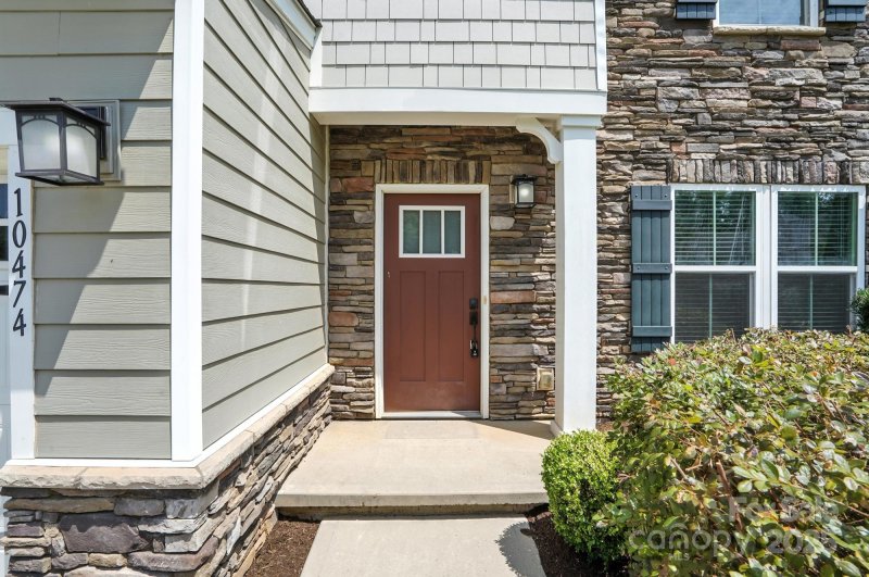 Property image 5 of 10474 Black Locust Lane in Holcomb Woods, Charlotte, NC 28215
