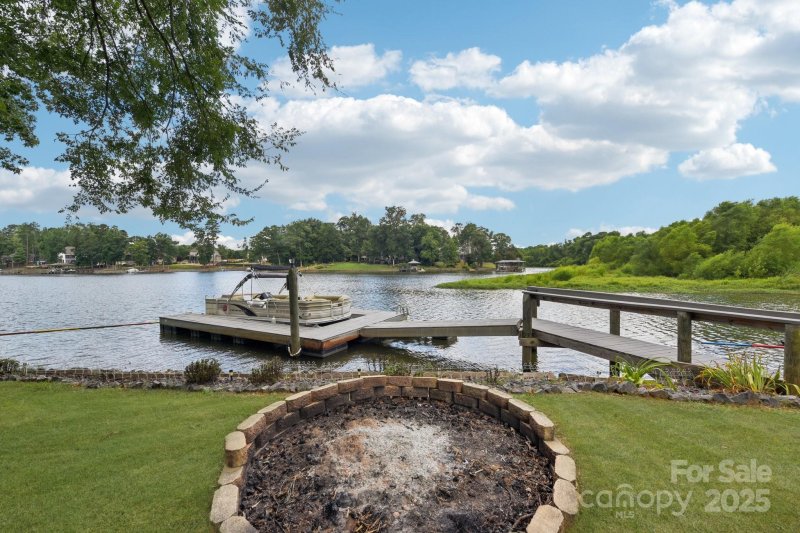 Property image 2 of 5141 Sapp Circle in Lake Wylie, Clover, SC 29710