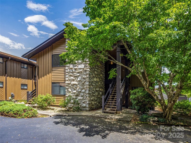 Property image 3 of 128 Country Ridge Road in Country Ridge, Hendersonville, NC 28739