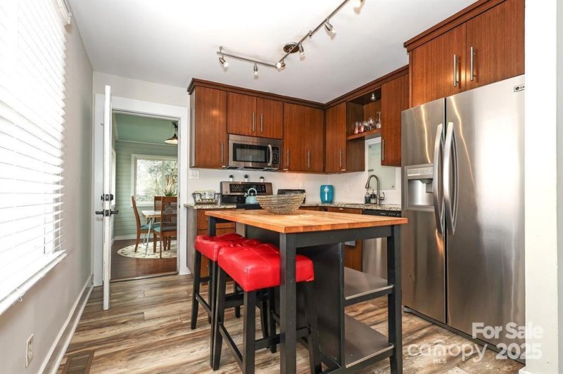 Property image 4 of 934 Herrin Avenue in The Arts District, Charlotte, NC 28205