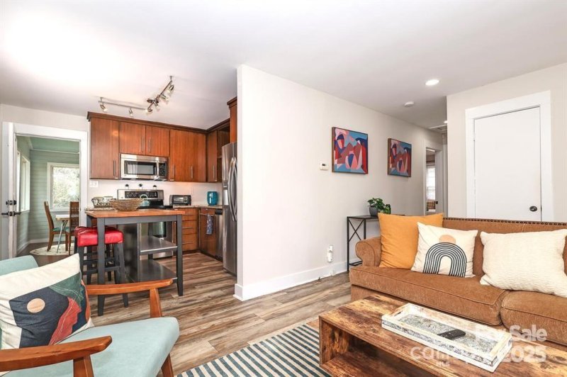 Property image 5 of 934 Herrin Avenue in The Arts District, Charlotte, NC 28205