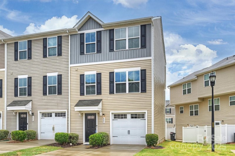 Property image 2 of 825 Renee Avenue in Glynwood Forest, Fort Mill, SC 29715