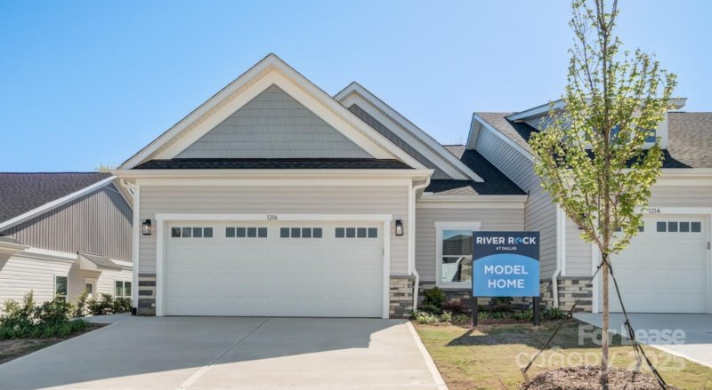 River Rock, Dallas Community