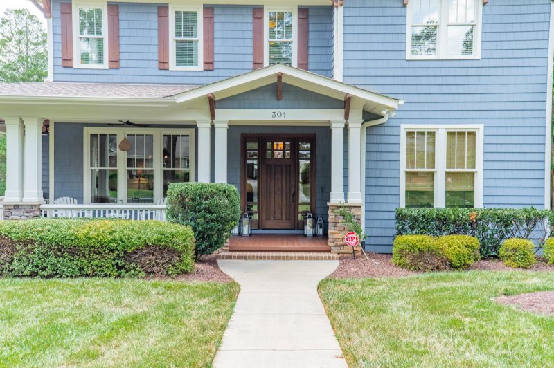 Property image 4 at 301 N Canterbury Road, Charlotte, NC 28211