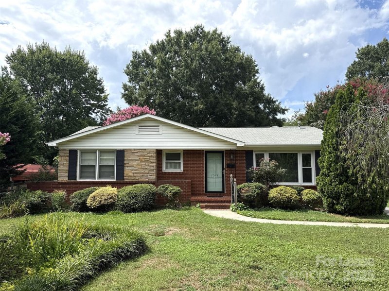 Sheffield, Charlotte Community