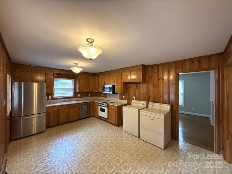 Property image 4 of 1521 Woodhill Lane in Sheffield, Charlotte, NC 28205