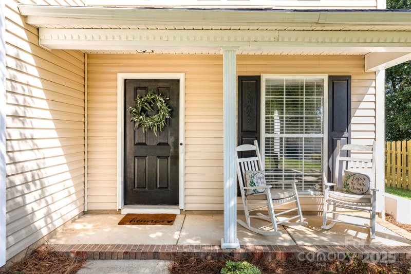 Property image 3 of 1909 Safflower Circle in Fairfield, Charlotte, NC 28262