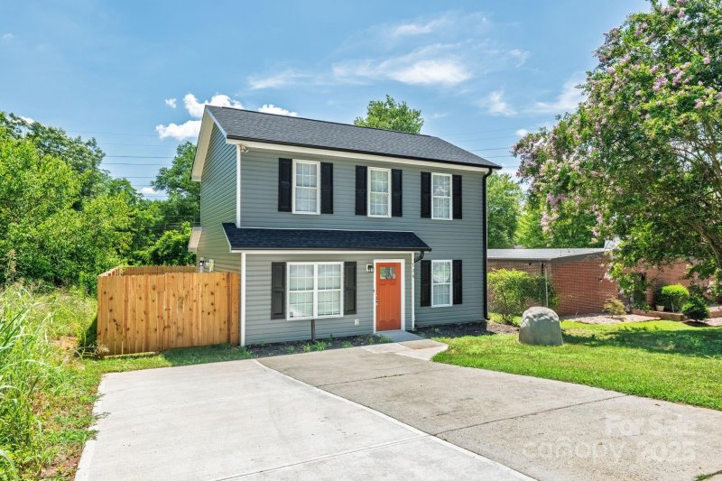 Property image 2 of 726 Pennsylvania Avenue in Oakview Terrace, Charlotte, NC 28216