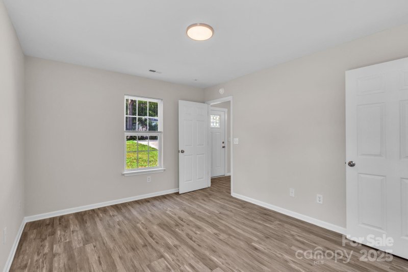 Property image 5 of 726 Pennsylvania Avenue in Oakview Terrace, Charlotte, NC 28216