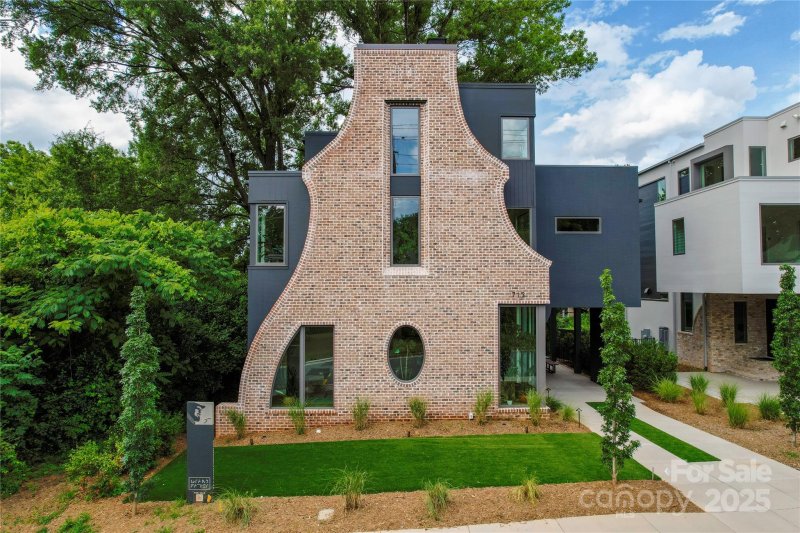 Property image 2 of 715 Charles Avenue in The Arts District, Charlotte, NC 28205