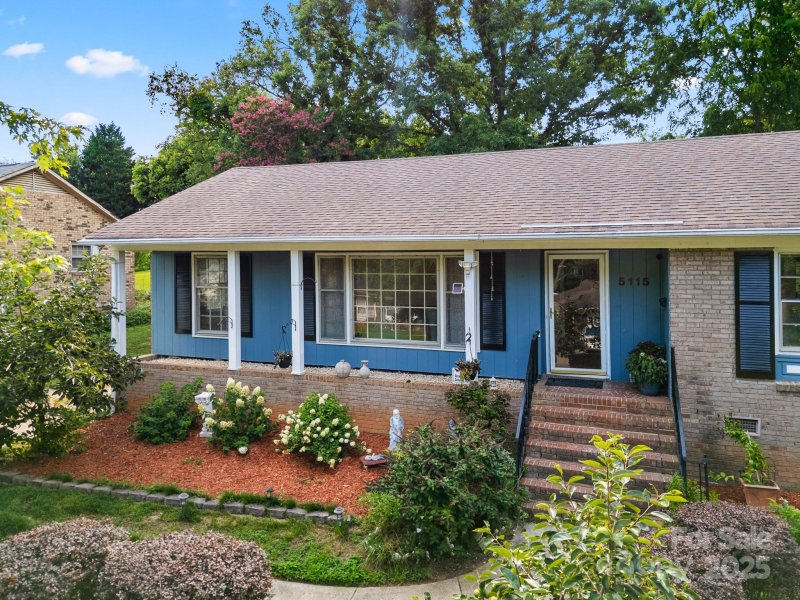 Property image 2 at 5115 Carriage Drive Circle, Charlotte, NC 28205