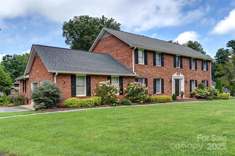 Crooked Creek, Hendersonville Community