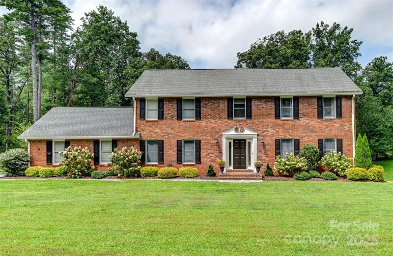 Property image 2 of 507 Fenwick Court in Crooked Creek, Hendersonville, NC 28739