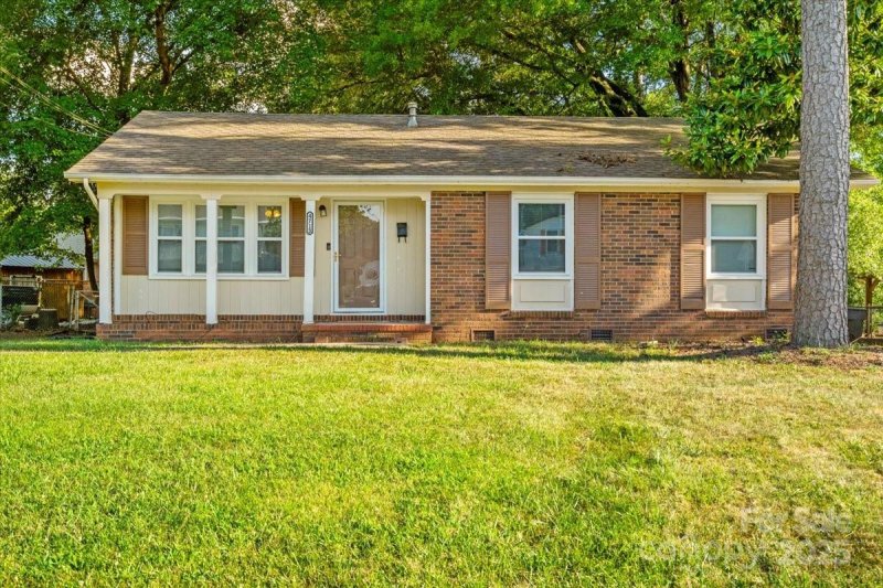 Property image 2 of 4713 Woodway Place in Westchester, Charlotte, NC 28208
