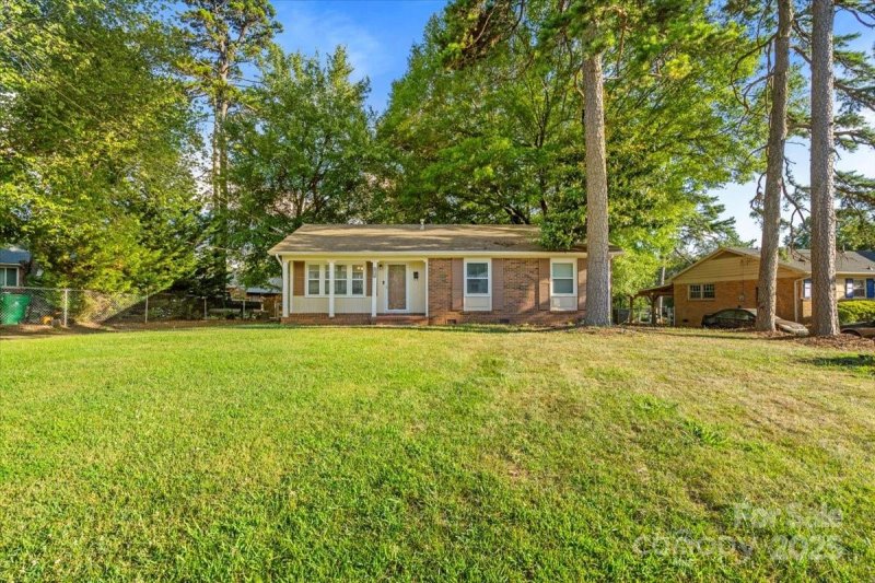 Property image 3 of 4713 Woodway Place in Westchester, Charlotte, NC 28208