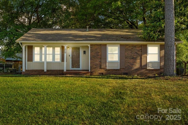 Property image 4 of 4713 Woodway Place in Westchester, Charlotte, NC 28208