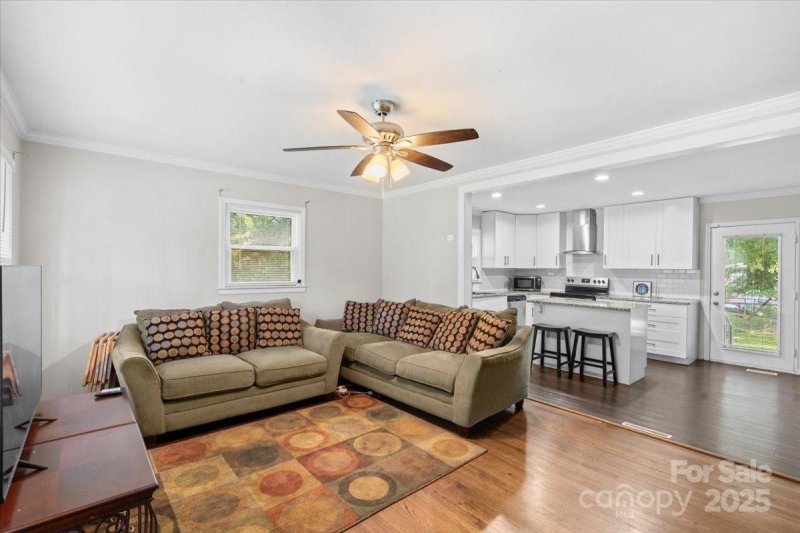 Property image 5 of 4713 Woodway Place in Westchester, Charlotte, NC 28208