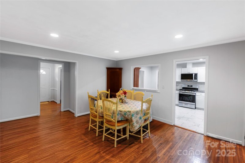 Property image 3 of 6625 Somersworth Drive in Hampshire Hills, Charlotte, NC 28215