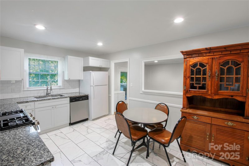 Property image 5 of 6625 Somersworth Drive in Hampshire Hills, Charlotte, NC 28215