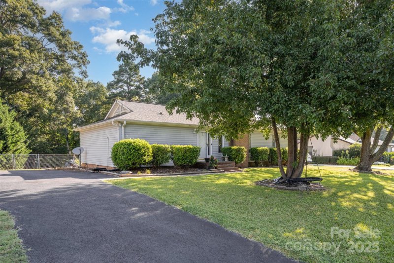 Property image 4 at 609 Catawba Circle, Matthews, NC 28104