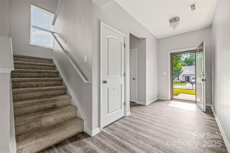 Property image 4 of 10426 Kempsford Drive in Houston Hills, Charlotte, NC 28262