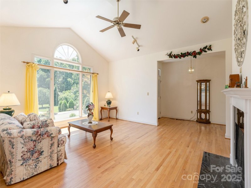 Property image 4 of 15 Oak Gate Drive in Flat Rock Lakes, Hendersonville, NC 28739