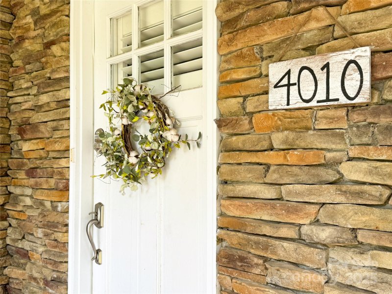 Property image 2 at 4010 Hiddenbrook Drive, Charlotte, NC 28205