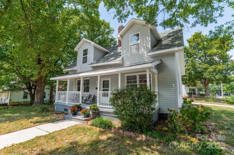 Property image 2 of 1002 W 2nd Avenue in Firestone, Gastonia, NC 28052