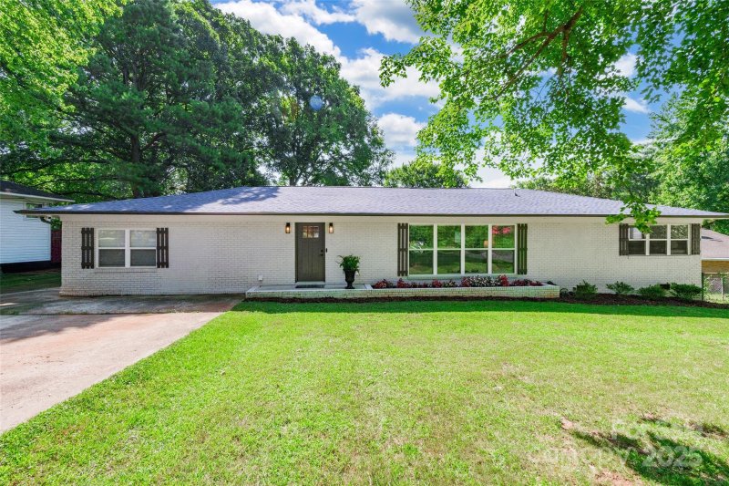 Property image 2 of 1631 Wendover Court in Matthews Estates, Rock Hill, SC 29732