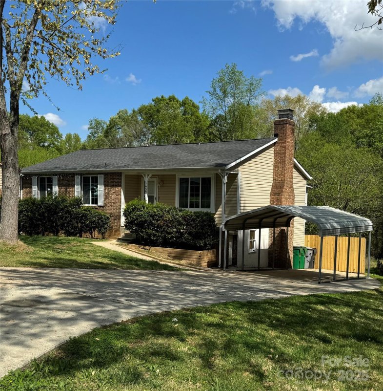 Property image 2 of 7939 Holly Hill Road in Holly Hills, Charlotte, NC 28227