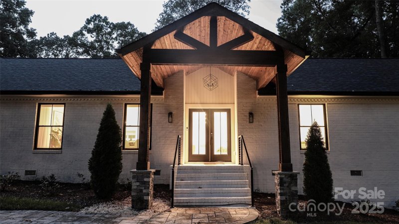 Property image 2 of 1118 Crestbrook Drive in Cotswold, Charlotte, NC 28211