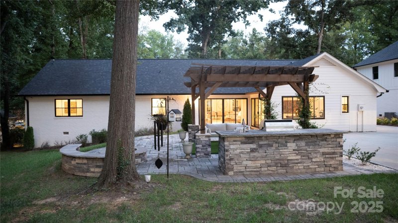 Property image 3 of 1118 Crestbrook Drive in Cotswold, Charlotte, NC 28211