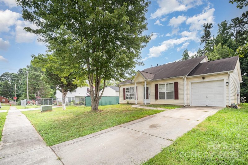 Property image 2 at 513 Stillgreen Lane, Charlotte, NC 28214