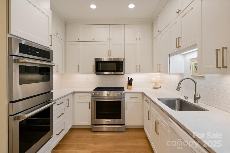 Property image 4 of 904 Cherokee Road in Eastover, Charlotte, NC 28207