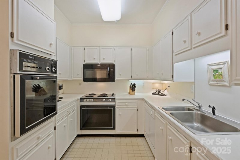 Property image 5 of 904 Cherokee Road in Eastover, Charlotte, NC 28207