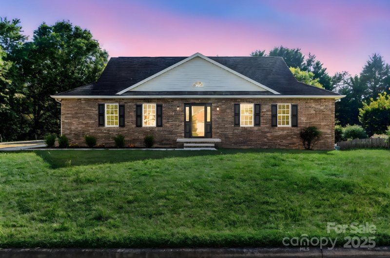 Barrington Glen, Lenoir Community